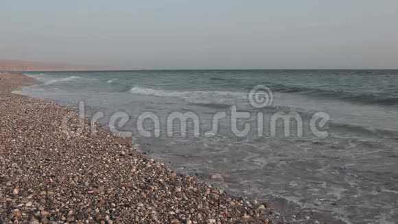 波浪溅沙海岸视频的预览图