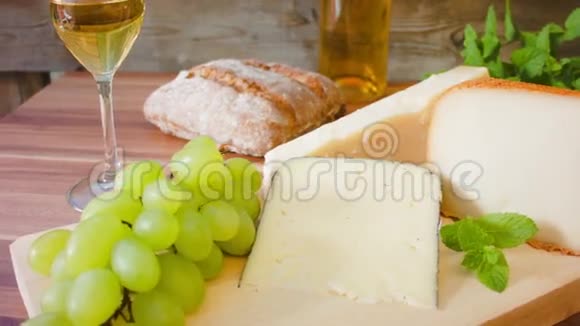 木板上的奶酪碎片视频的预览图