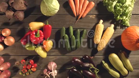有各种蔬菜的桌子的俯视图视频的预览图