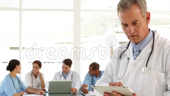 成熟的医生用他的药片视频的预览图