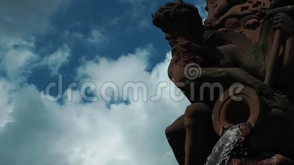 瀑布和古代雕像视频的预览图