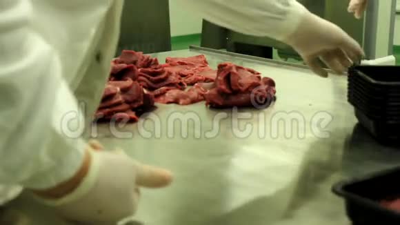 在工厂包装生肉视频的预览图