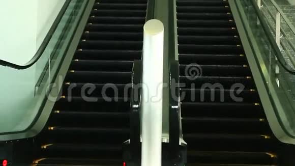 自动扶梯被证明经常跑上楼视频的预览图