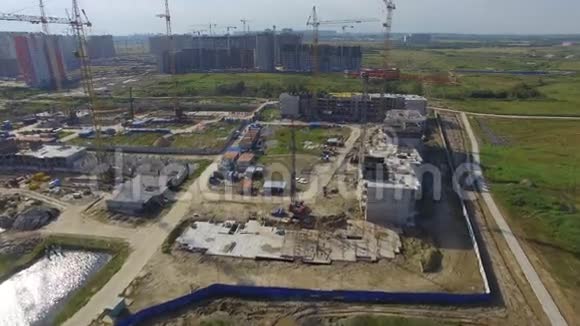 建筑的鸟瞰图施工现场工人高空顶景施工场地的俯视图视频的预览图