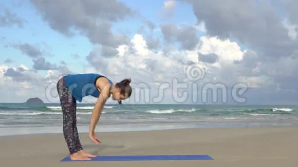 年轻女子在海边训练晨练体操体育锻炼健康活跃的生活方式理念视频的预览图