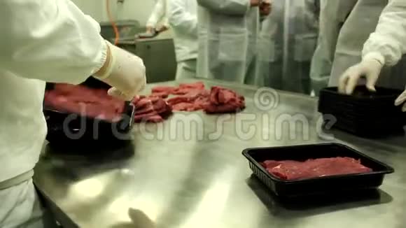 在工厂包装生肉视频的预览图