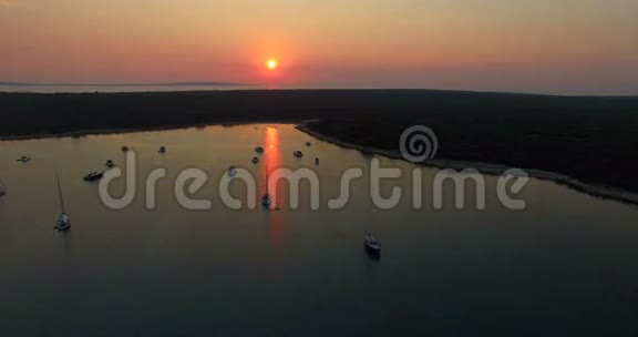 克罗地亚奥利布岛斯拉蒂尼察湾美丽日落的鸟瞰图视频的预览图