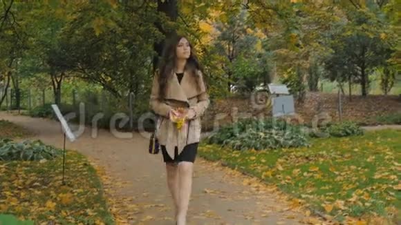 那个年轻漂亮的女孩在公园里散步视频的预览图