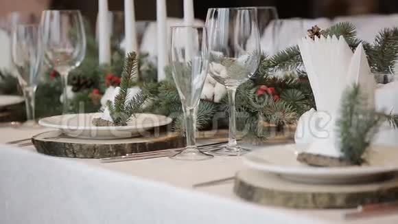 餐桌上的婚礼蜡烛视频的预览图