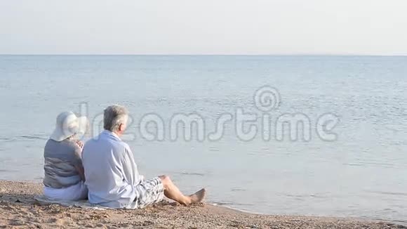 坐在海滩上的老夫妇视频的预览图