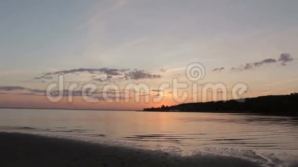海滩上美丽的日落天空视频的预览图