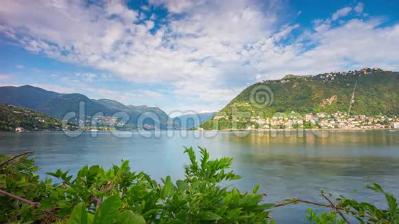 夏日阳光明媚的一天科莫湖蓝天湾全景4k时间流逝意大利视频的预览图