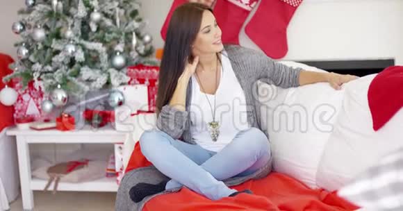 在喜庆的圣诞家庭中快乐的女人视频的预览图