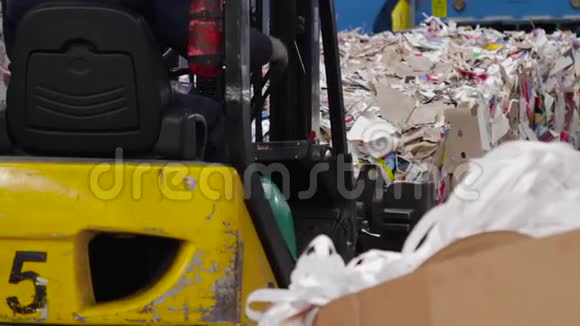 回收纸和纸板的大工厂视频的预览图