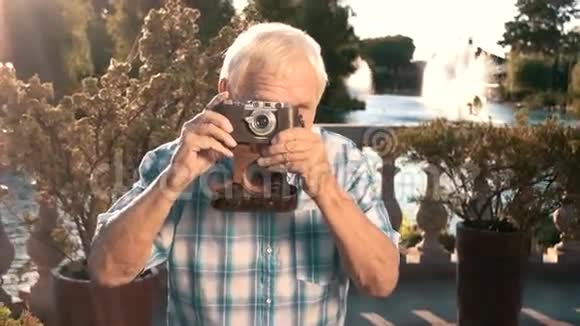 一个拿着相机的老人视频的预览图