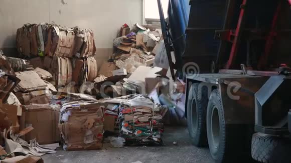 回收纸和纸板的大工厂视频的预览图