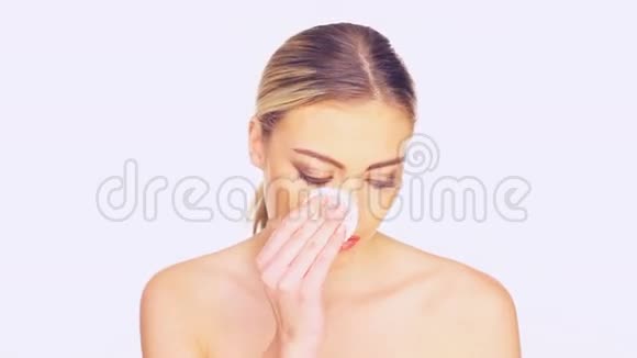 一个女人洗脸的美丽画像视频的预览图