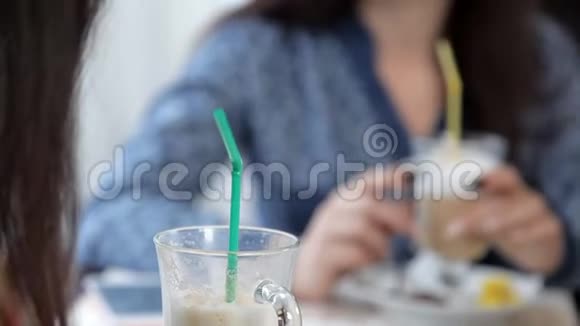 四个女孩在咖啡馆里喝着拿铁或咖啡谈笑风生带咖啡的单身派对打破咖啡视频的预览图