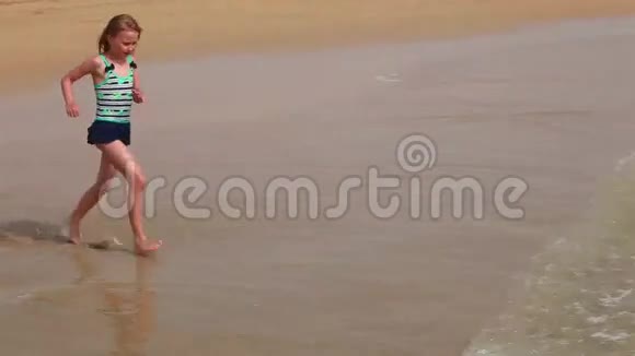 在海滩上玩海浪的孩子视频的预览图