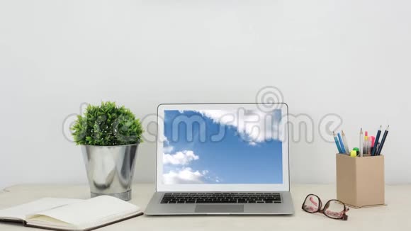 笔记本电脑屏幕上的蓝天和云彩视频的预览图