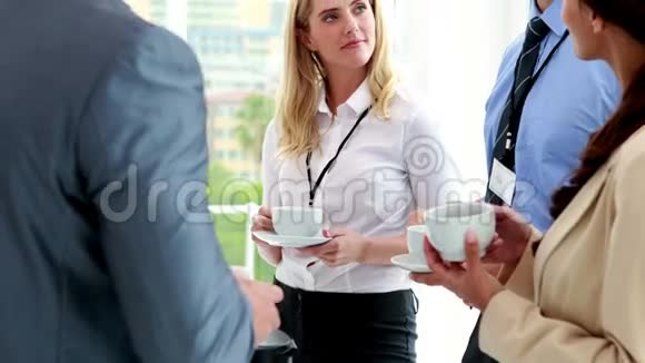 商务人士站在会议室喝咖啡视频的预览图