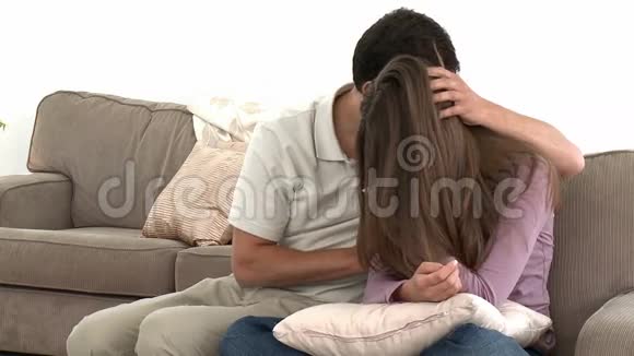 男人安慰他悲伤的女朋友视频的预览图