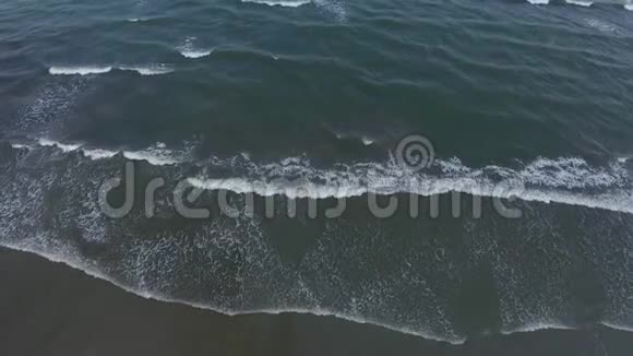 无人机飞过海面视频的预览图