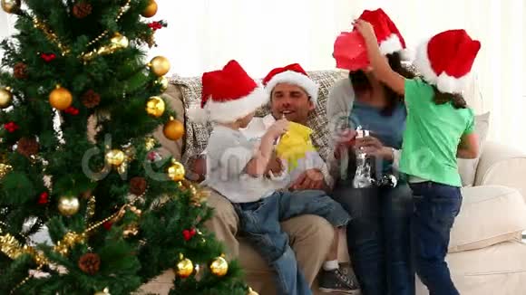 家庭在地板上打开圣诞礼物视频的预览图