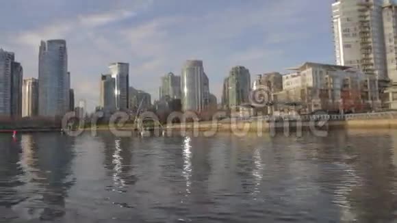 阳光明媚的一天林大卫公园从水中降落视频的预览图
