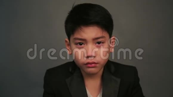 亚洲儿童在灰色背景下哭泣和愤怒的肖像视频的预览图