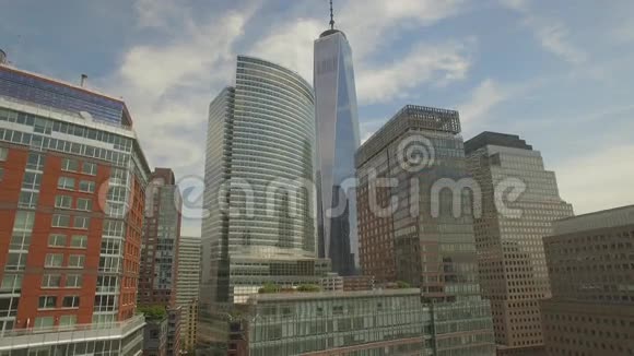 在曼哈顿下城飞来飞去中间有新的世贸中心大楼视频的预览图