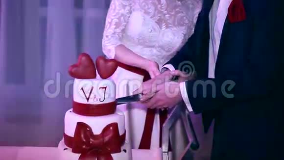 婚礼新郎新娘切婚礼蛋糕视频的预览图