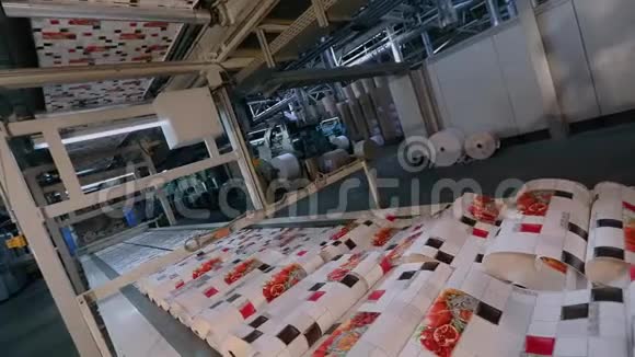 输送机在工厂生产壁纸现代工厂壁纸制造工艺视频的预览图