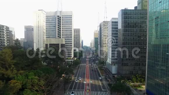 巴西圣保罗2017年8月圣保罗市波利斯塔大道的鸟瞰图视频的预览图