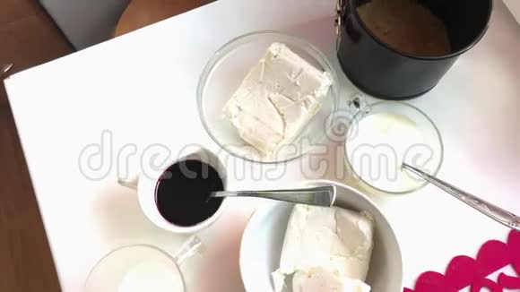 蓝莓芝士蛋糕烹饪材料位于桌子表面视频的预览图