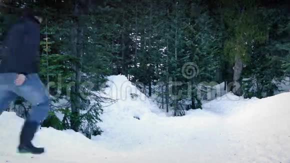 在白雪森林里散步的人视频的预览图