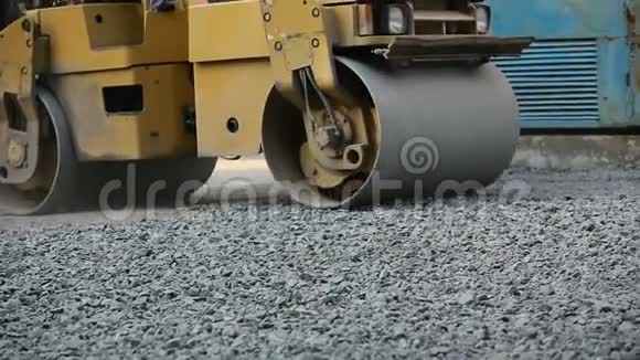 道路压路机在道路上工作视频的预览图