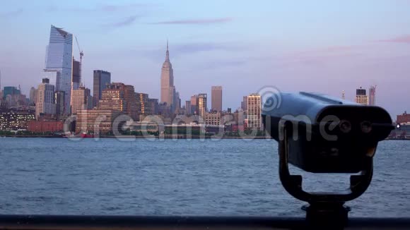 晚上纽约的天际线泽西城的景色视频的预览图