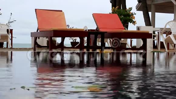热带海滩度假村游泳池俯瞰视频的预览图