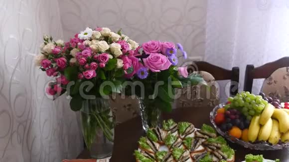 婚礼桌上的花饰视频的预览图