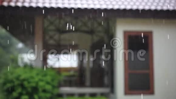 露台的房子雨中的树木改变重点视频的预览图