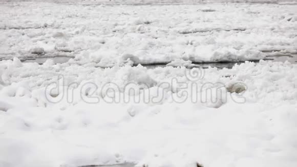 冬季冰冻的多瑙河漂浮在水面上的冰视频的预览图