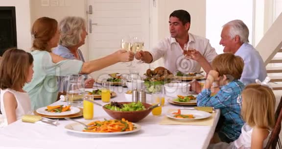 一家人在晚餐时品尝美食视频的预览图