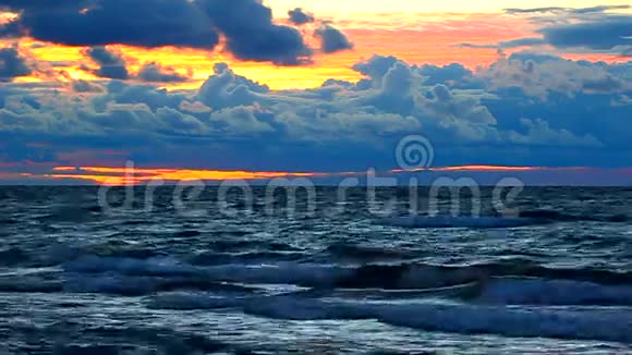 苏必利尔湖上空日落视频的预览图