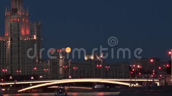 莫斯科河上的夜晚桥梁视频的预览图