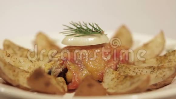 盘子里有土豆的鸡腿视频的预览图
