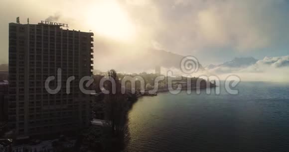 蒙太尔冬季雾中的无人视野视频的预览图