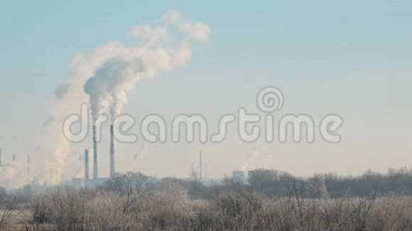 现代景观工厂的管道离空气污染的烟雾很远视频的预览图