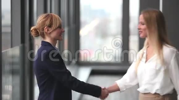 两个女商人握手视频的预览图