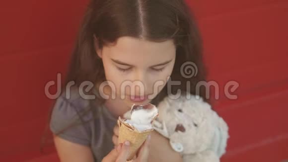 漂亮女婴吃慢动作视频生活方式奶瓶舔华夫饼圆锥体大冰激凌视频的预览图
